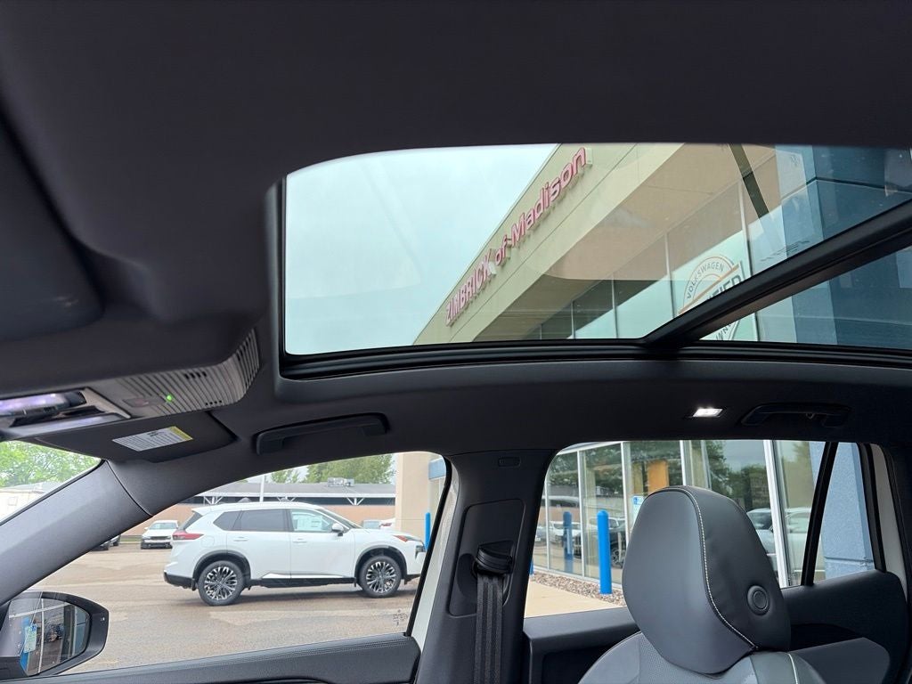 2025 Volkswagen Tiguan SE R-Line Black